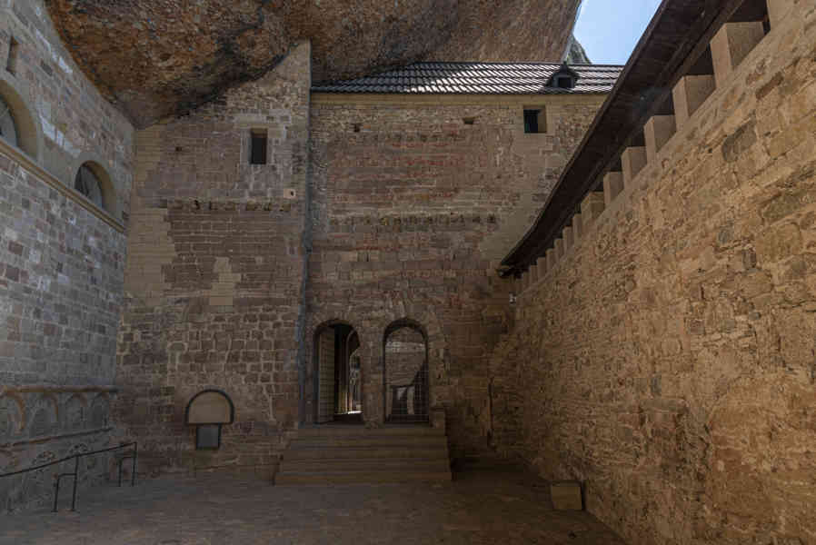 Huesca - real monasterio de San Juan de la Peña 11 - Panteón de Nobles.jpg